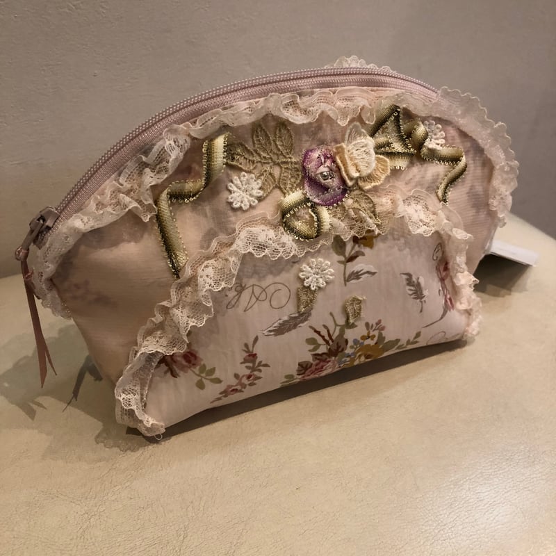 ❤️さえら★アキアカネ★美しいお花モチーフリボンとお花柄のエレガントフリルポーチ大 ❤️さえら☆アキアカネ☆美しいお花モチーフリボンとお花柄の