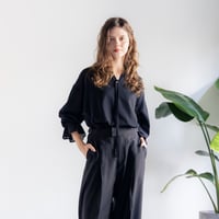 2501TP01 CHIFFON DOBBY GATHERED VOLUMED BLOUSE / black