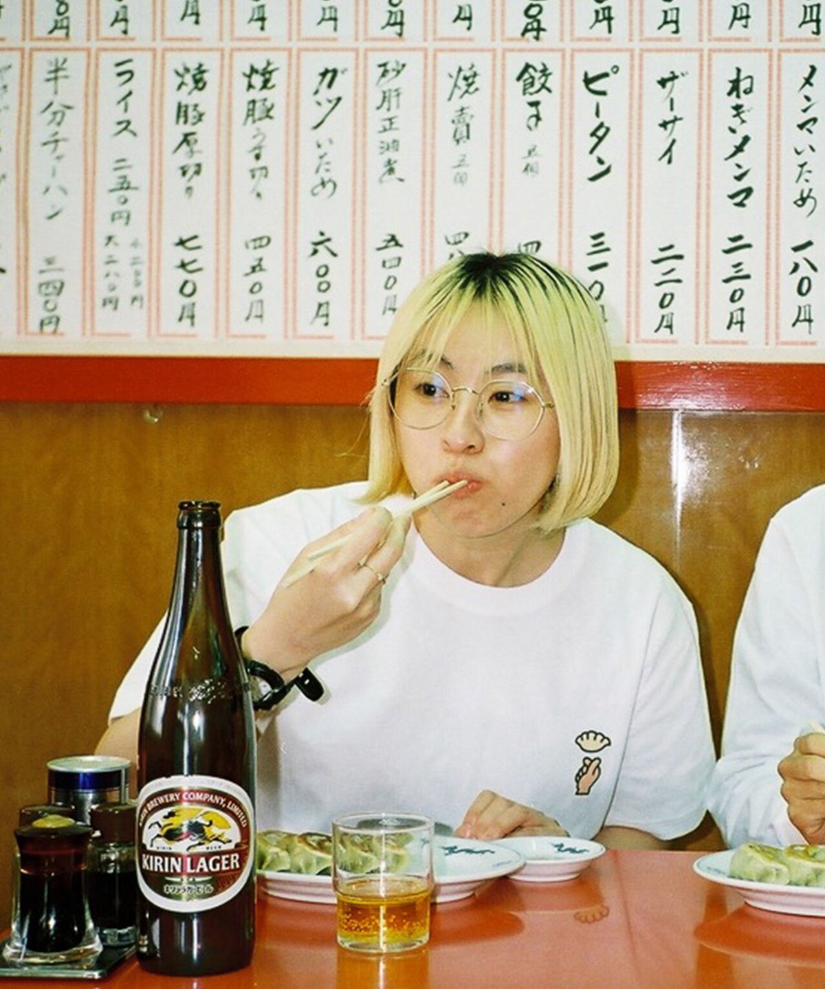 餃子 Tシャツ／ホワイト（GYO-T01W） | どすこ〜い‼︎ 山葵のお店