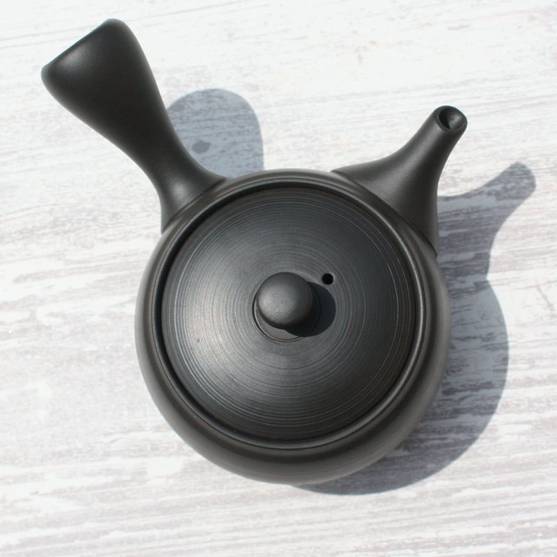 常滑焼 竹春窯 黒窯変釜型スジ引き急須 セラメッシュ（陶製茶こし