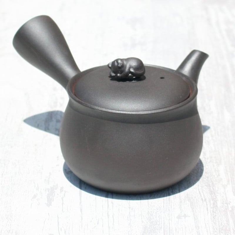 ヨーロッパの古陶器のアイロンの置物です アンティークのおしゃれな