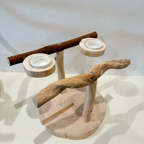 おやつ入れ付きツタのスタンドパーチ