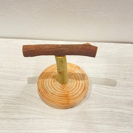 自然木(ツタ)のスタンドパーチ③   パーチ長さ12cm／高さ約10.5cm