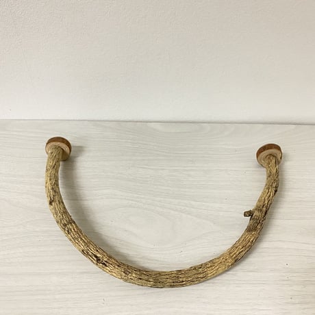 自然木（ツタ）のU字型パーチ　パーチ直径1.5cm／半径27cm／奥行き18cm
