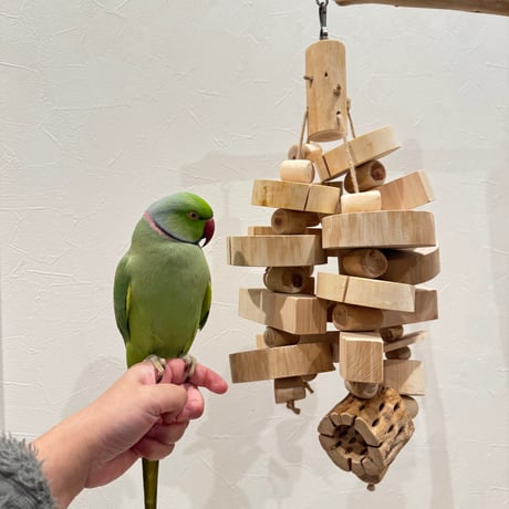 国産杉と桧の大盛りガジガジおでんくん 【インコのおもちゃ ストレス発散 自然木】