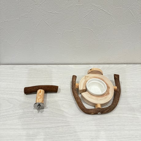 【erua.ehiku様専用】おやつ入れつき丸太パーチ　ツタのT字パーチ