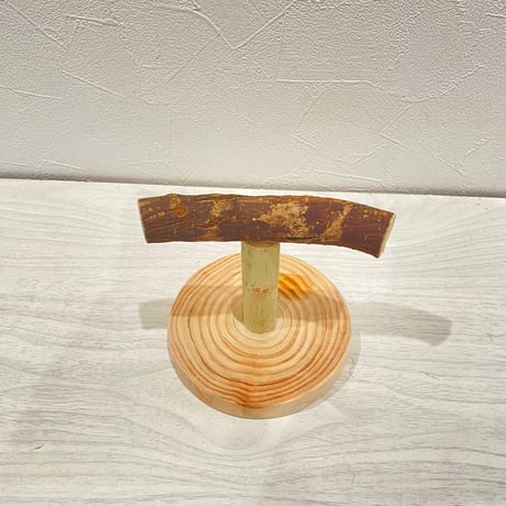 自然木(ツタ)のスタンドパーチ①   パーチ長さ12cm／高さ約10.5cm