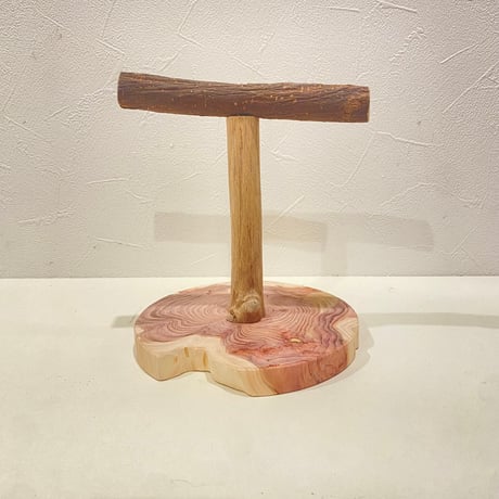 自然木(ツタ)のスタンドパーチ   パーチ長さ15cm／高さ約16.5cm