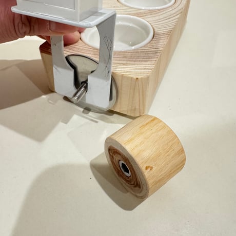 【ルーミーやプラケに】SANKO窓辺のとまり木用 ご飯入れテーブル縦型【介護・老鳥・病鳥・幼鳥】