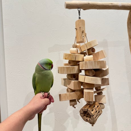 国産杉と桧の大盛りガジガジおでんくん 【インコのおもちゃ ストレス発散 自然木】