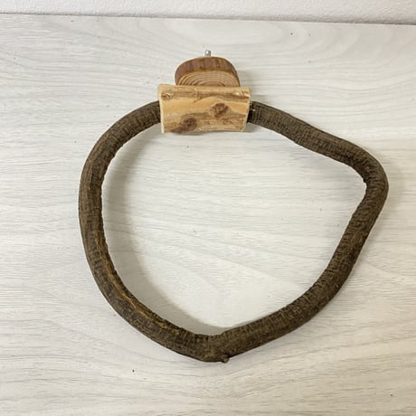 自然木（ツタ）のドーナツパーチ④　パーチ直径1.2cm／円直径15×14cm