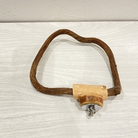 自然木（ツタ）のドーナツパーチ① パーチ直径1cm／円直径16×16.5cm