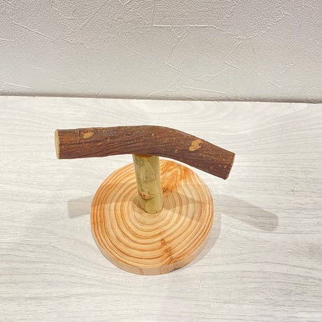 自然木(ツタ)のスタンドパーチ②   パーチ長さ12cm／高さ約10.5cm