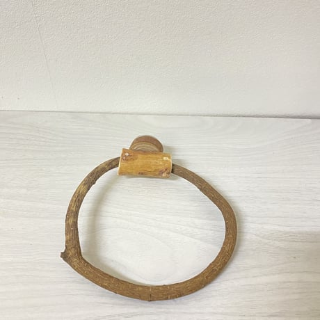 自然木（ツタ）のドーナツパーチ③　パーチ直径1cm／円直径約12cm