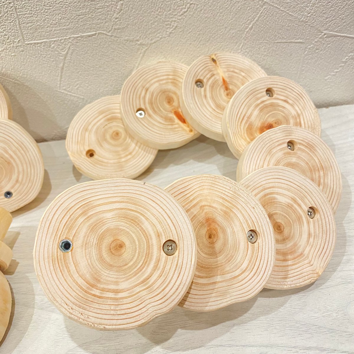 ツタの止まり木付き桧の螺旋階段（可動式） 直径約7cm | 自然木