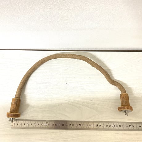 自然木（ツタ）のU字型パーチ　パーチ直径1.5cm／半径34cm／奥行き18cm