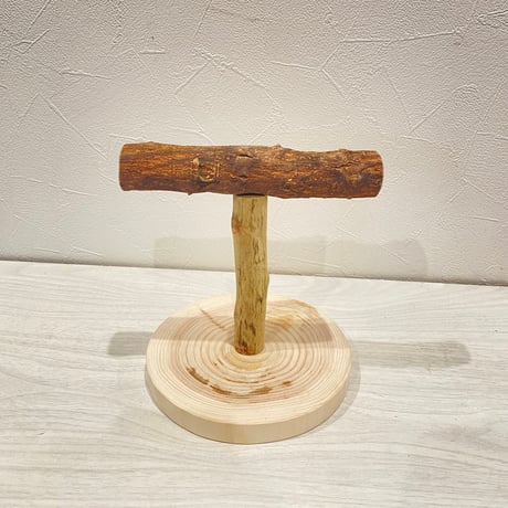 自然木(ツタ)のスタンドパーチ④   パーチ長さ16cm／高さ約16.5cm