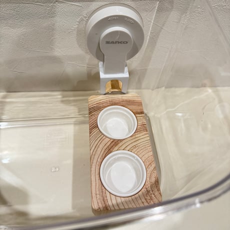 【ルーミーやプラケに】SANKO窓辺のとまり木用 ご飯入れテーブル縦型【介護・老鳥・病鳥・幼鳥】