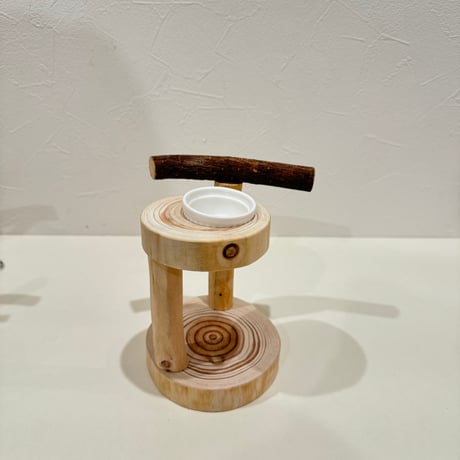 【体重測定にも】自然木(ツタ)のおやつ入れつきスタンドパーチ  パーチ長さ12cm／高さ約12cm