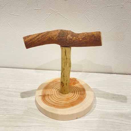 自然木(ツタ)のスタンドパーチ⑤   パーチ長さ16cm／高さ約16.5cm