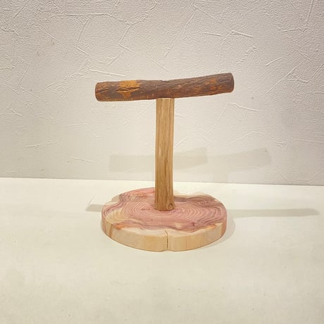 自然木(ツタ)のスタンドパーチ   パーチ長さ15cm／高さ約16.5cm