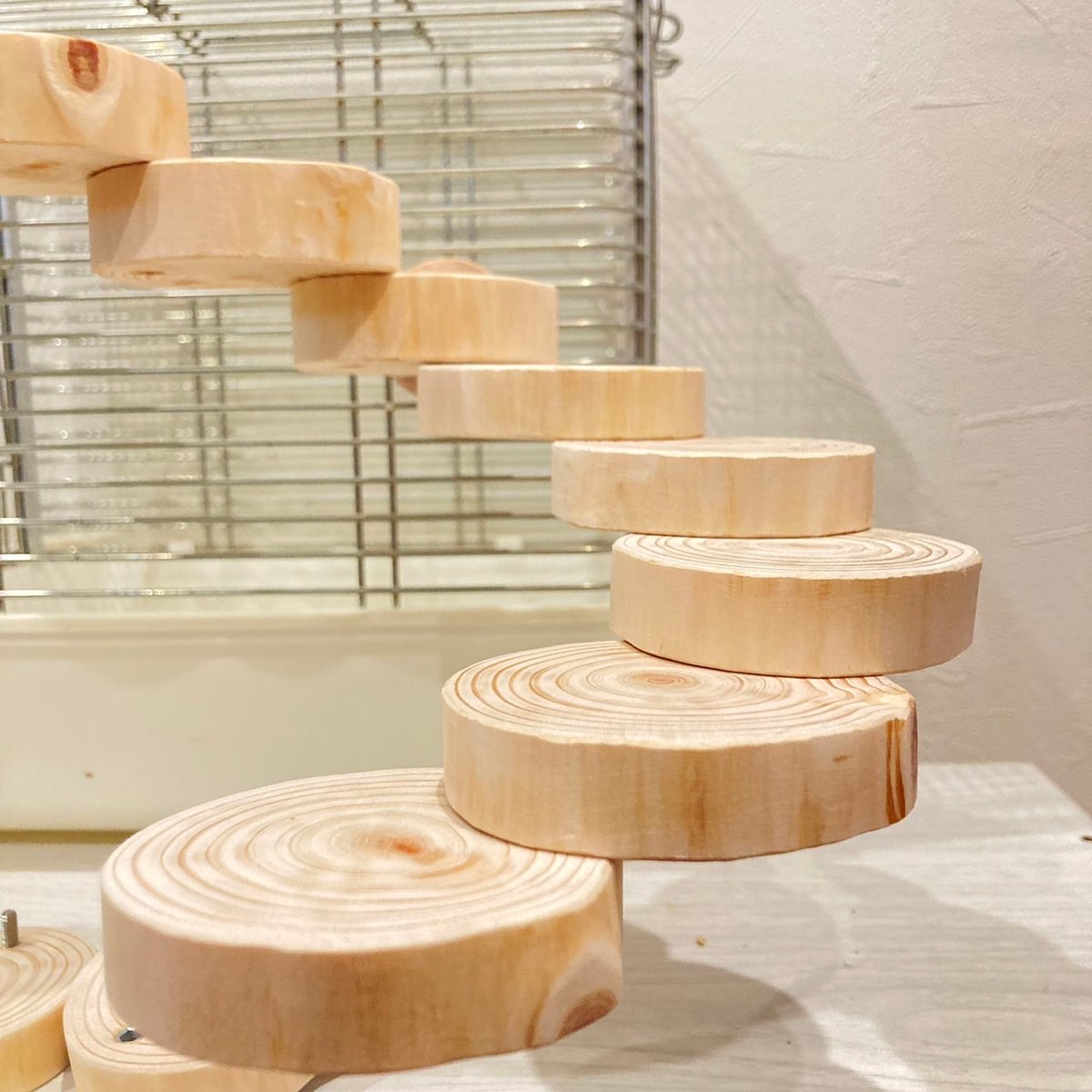 桧の螺旋階段（可動式） 直径約7.5cm | 自然木の鳥用品 鳥豆堂