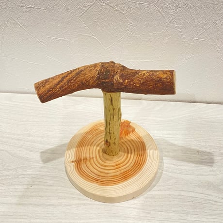 自然木(ツタ)のスタンドパーチ⑤   パーチ長さ16cm／高さ約16.5cm