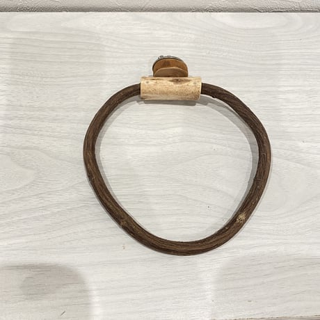 自然木（ツタ）のドーナツパーチ⑨ パーチ直径1cm／円直径14.5×14cm