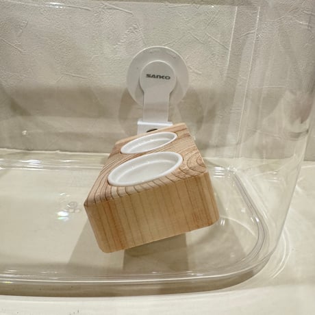 【ルーミーやプラケに】SANKO窓辺のとまり木用 ご飯入れテーブル縦型【介護・老鳥・病鳥・幼鳥】