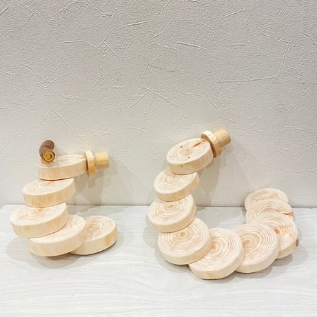 ツタの止まり木付き桧の螺旋階段（可動式） 直径約7cm