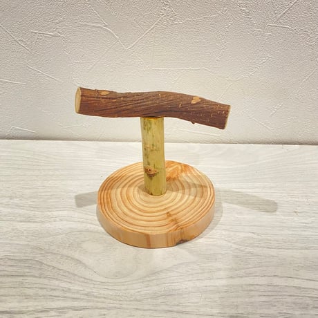 自然木(ツタ)のスタンドパーチ②   パーチ長さ12cm／高さ約10.5cm