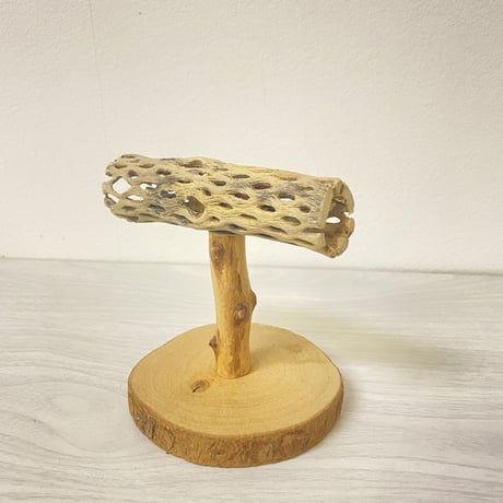 カクタスのスタンドパーチ①　パーチ長さ11.5cm／高さ14cm