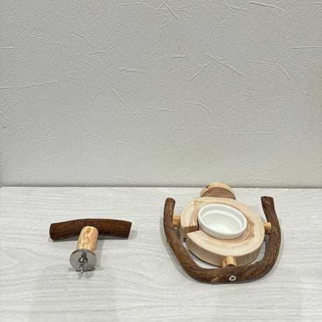【erua.ehiku様専用】おやつ入れつき丸太パーチ　ツタのT字パーチ