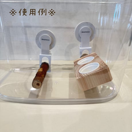 【ルーミーやプラケに】SANKO窓辺のとまり木用 ご飯入れテーブル縦型【介護・老鳥・病鳥・幼鳥】