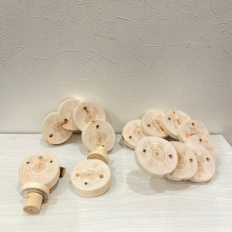 ツタの止まり木付き桧の螺旋階段（可動式） 直径約7cm