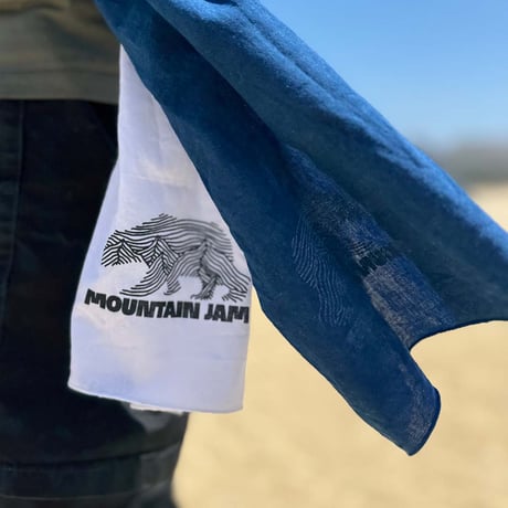 ISTIST × MOUNTAIN JAM Botanical Dye Tenugui MODEL：Indigo Woolly Gradation