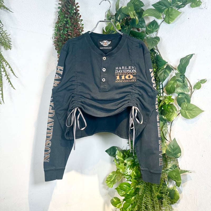 カッコよく着こなすハーレーリメイクリボンギャザーTシャツ