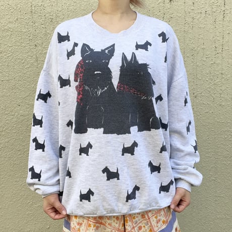 わんちゃんと戯れ合うスウェット　IGT5291