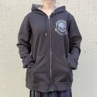 ドクロに囲まれるハーレージップパーカー　IGT5296
