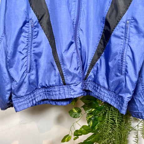 イケイケカラーのadidasナイロンジャケット IGB1690