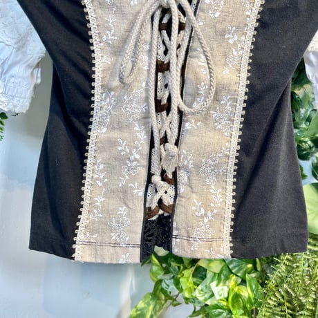 編み上げデザインの花柄チロルトップス IGB0582