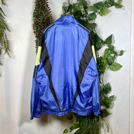 イケイケカラーのadidasナイロンジャケット IGB1690
