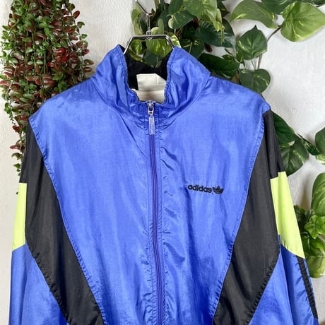 イケイケカラーのadidasナイロンジャケット IGB1690
