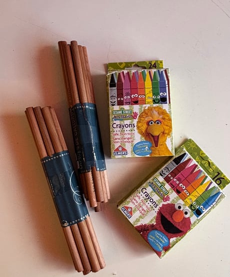 【スペイン蚤の市】 pencil ／crayon