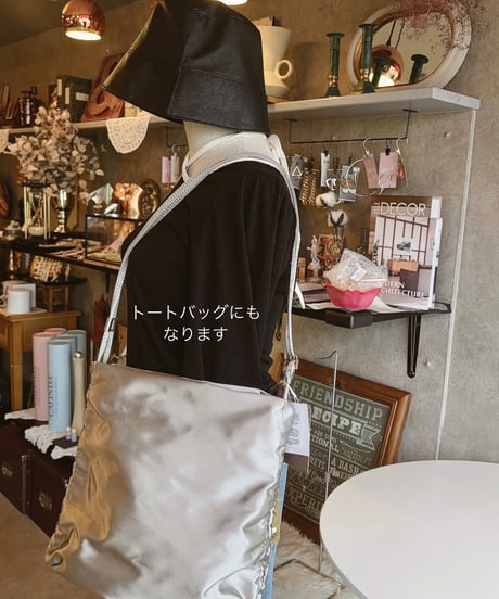 gathering shoulder bag