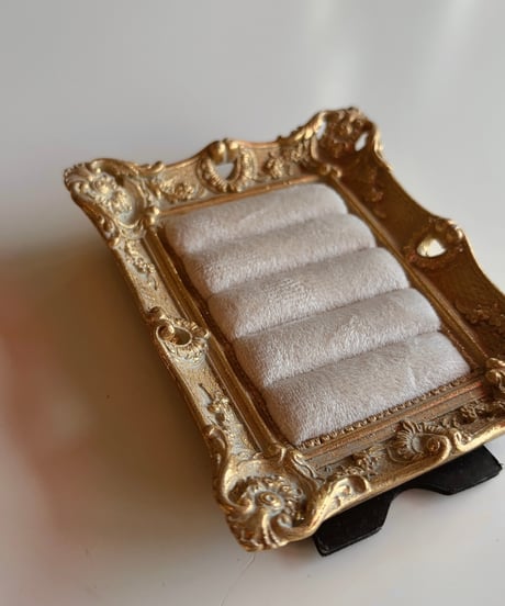 ring cushion   gold