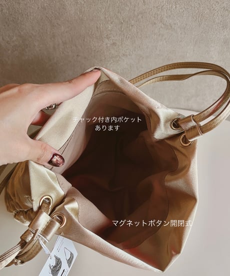 gathering shoulder bag
