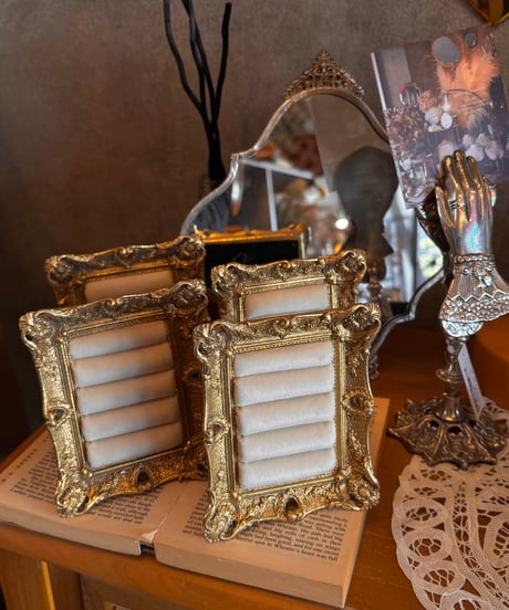 ring cushion   gold