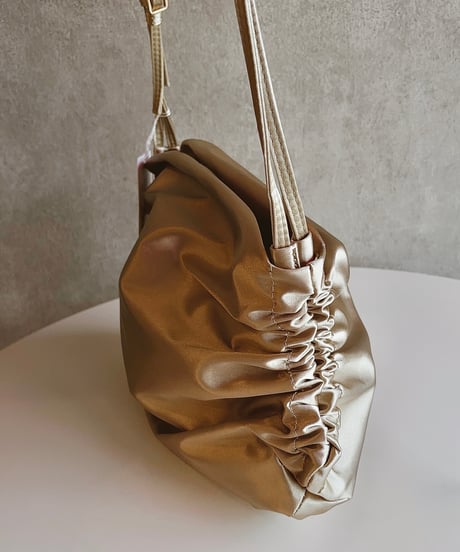 gathering shoulder bag