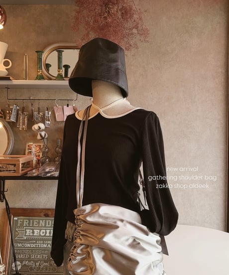 gathering shoulder bag